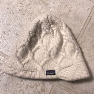 Women's vanilla beanie in white